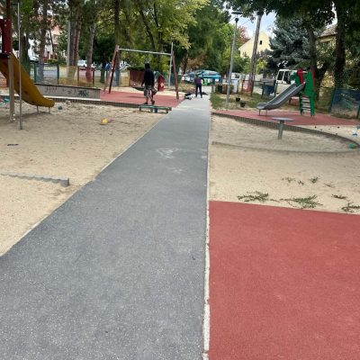 Clementis u-i játszótér burkolat takarítása