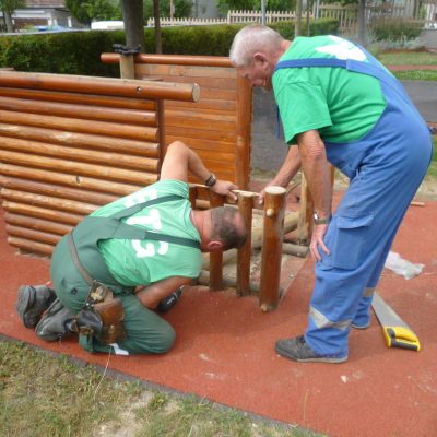 Fa játszóház javítása Csicsergő óvoda udvarán