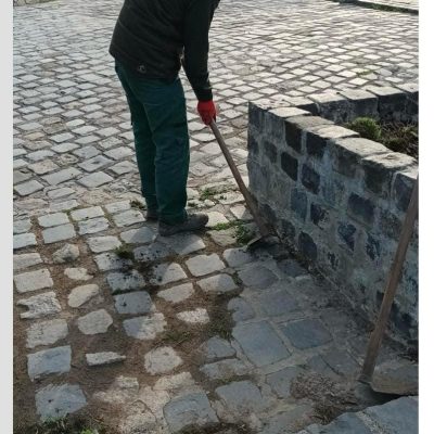 burkolat gyommentesítése Kálvária parkban