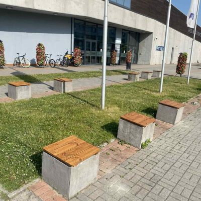 felújított padok uszoda előtt (1)