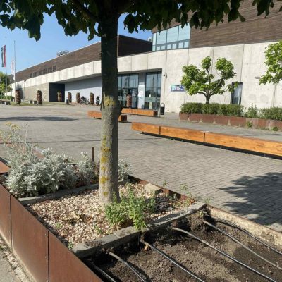 felújított padok uszoda előtt (2)