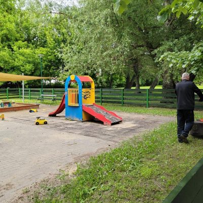 Fűnyírás játszótereken