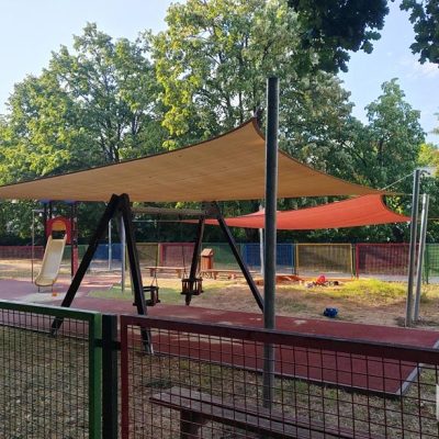 napvitorla LÉvai.Ifjúság u. közötti kis játszótéren