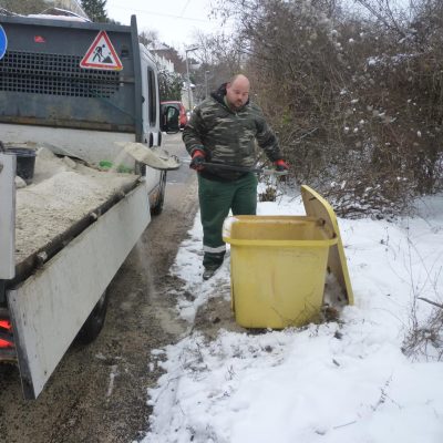 szóróanyag tároló töltése