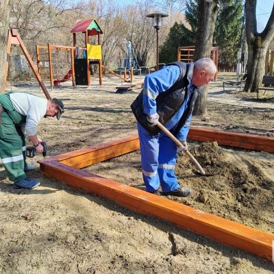 új homokozó keret beépítése Csiki pihenőparkban