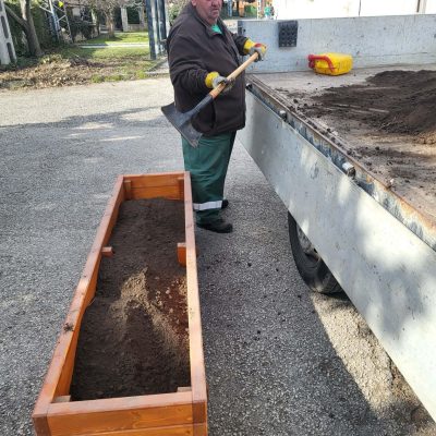 virágláda telepítése Őszibarack utcába