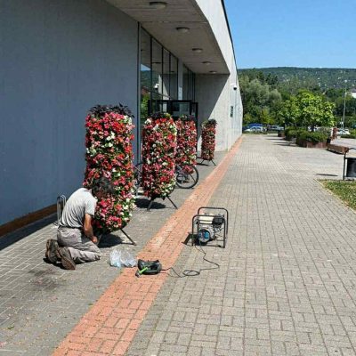 virágoszlopok kihelyezése Uszoda előtt